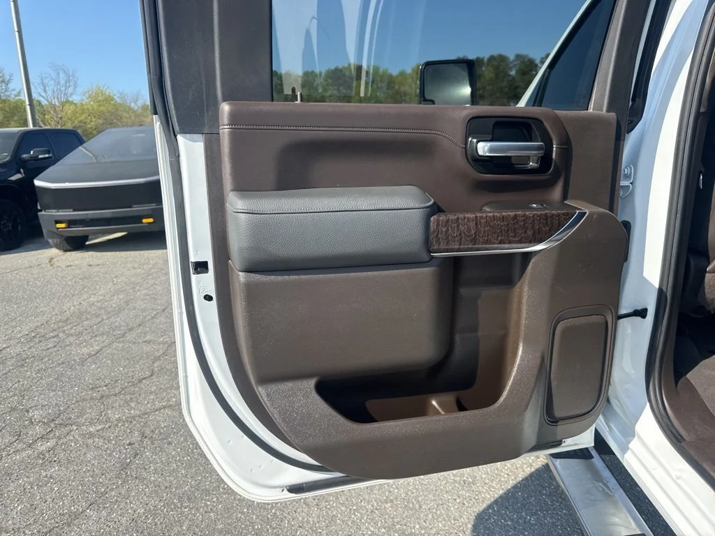 Used 2021 White GMC Denali image 31