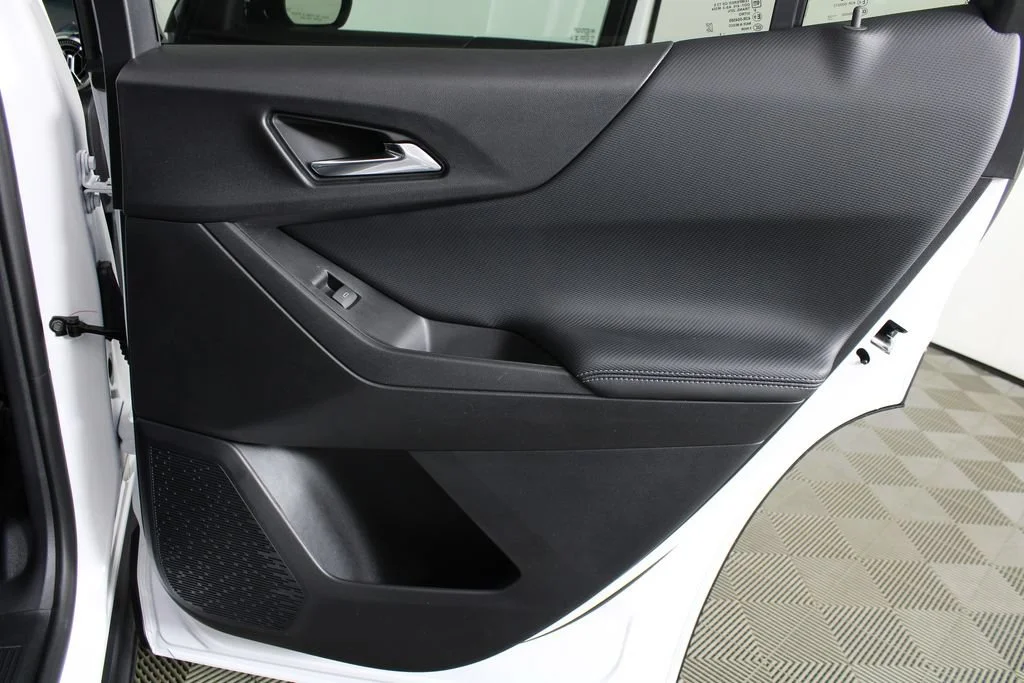 New 2027 Summit White Chevrolet LT image 10