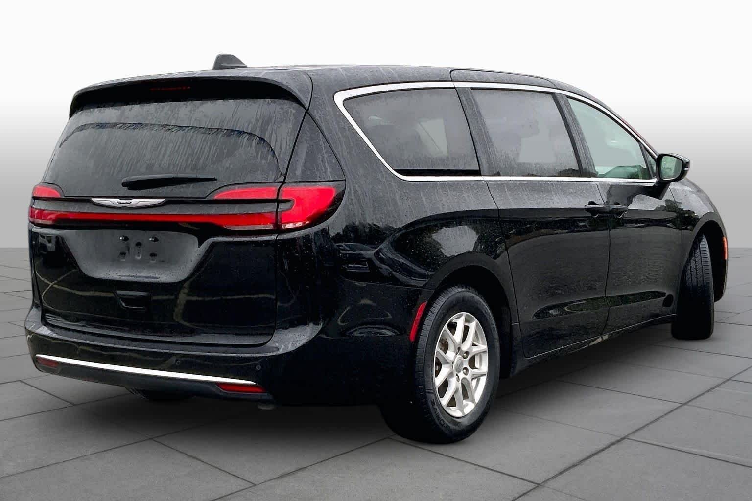 Used 2024 Diamond Black Crystal Pearlcoat Chrysler Touring L image 11