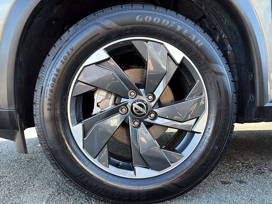 Used 2025 Gun Metallic Nissan SV image 9