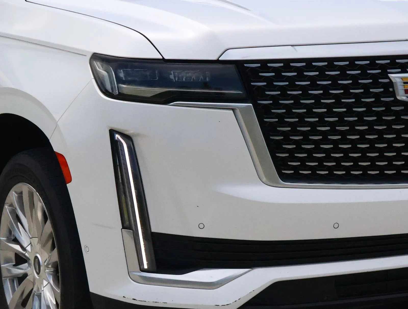 Used 2021 CRYSTAL WHITE TRICOAT Cadillac Premium Luxury image 8