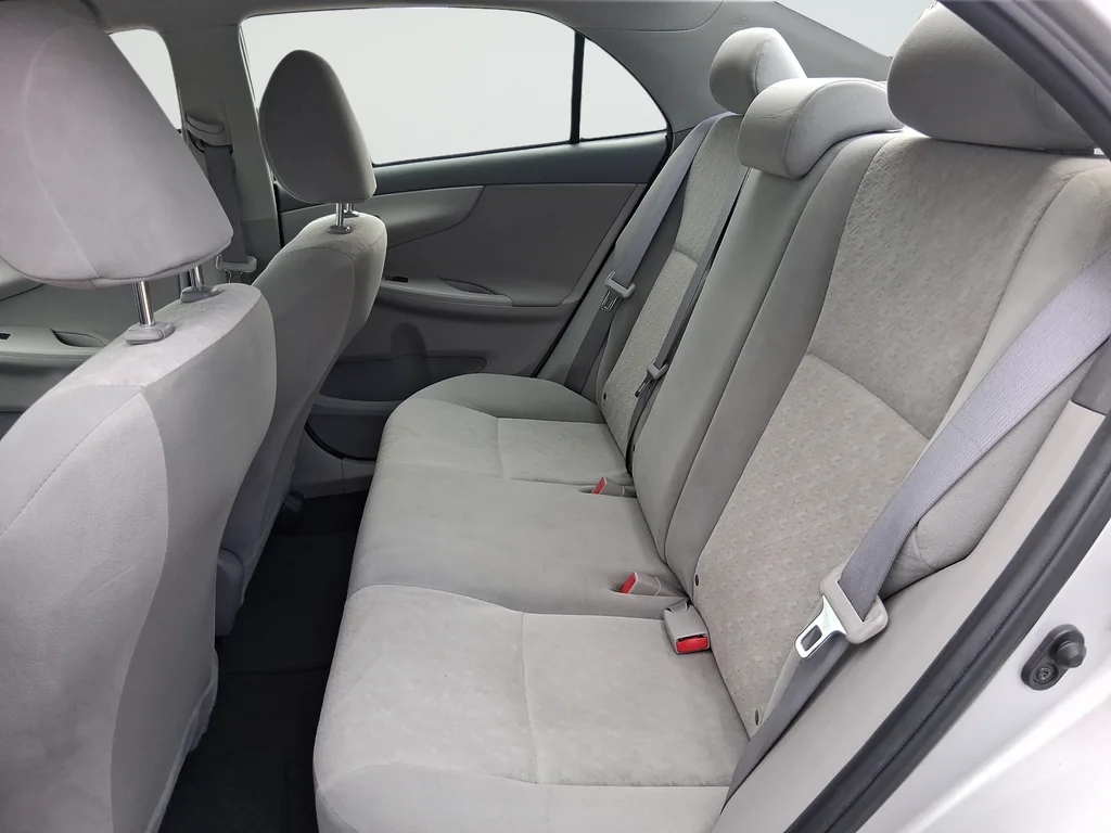 Used 2009 Silver Toyota LE image 25