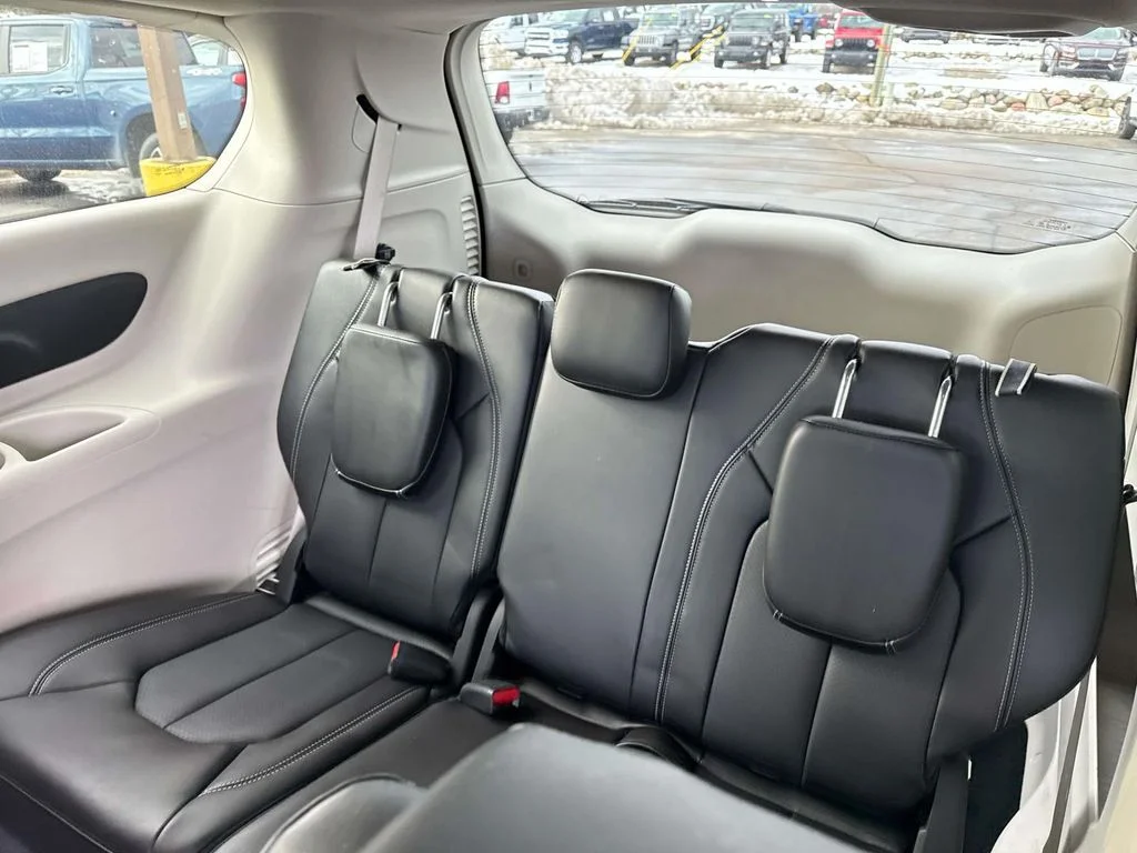2023 Chrysler Pacifica Touring L - Photo 11