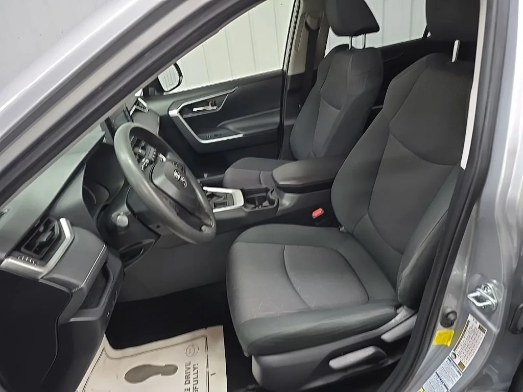 Used 2019 Silver Toyota XLE image 30