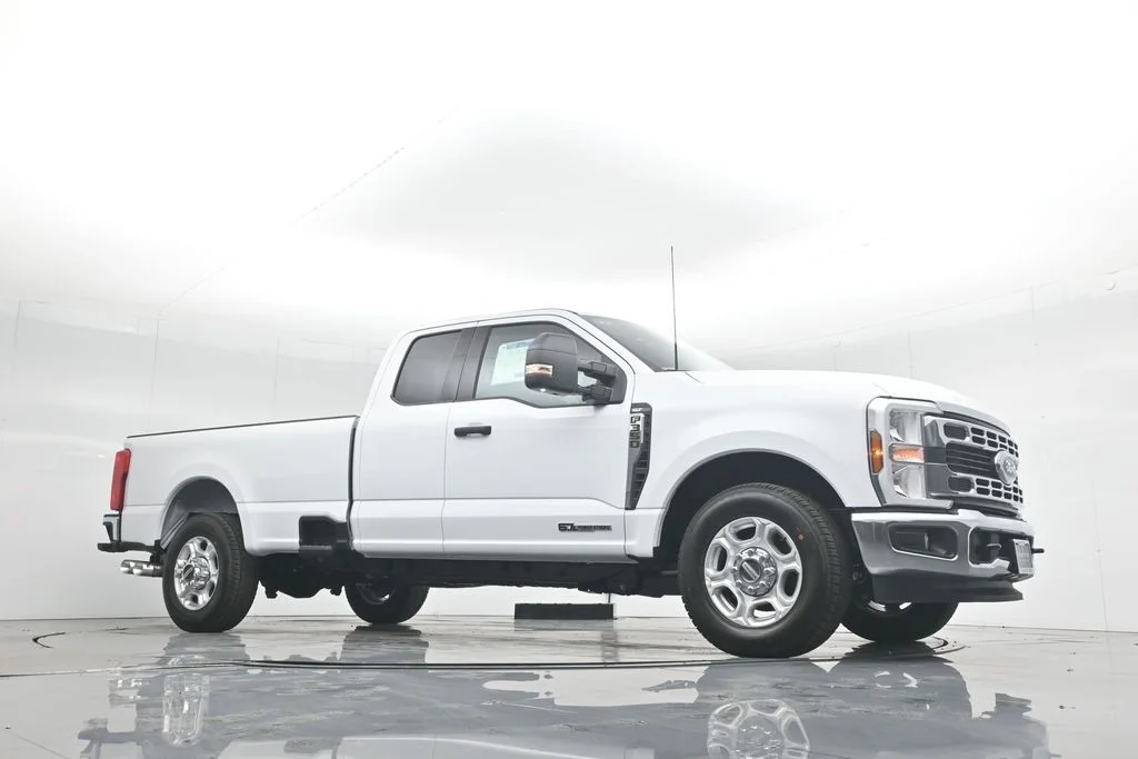 New 2026 Oxford White Ford XLT image 3