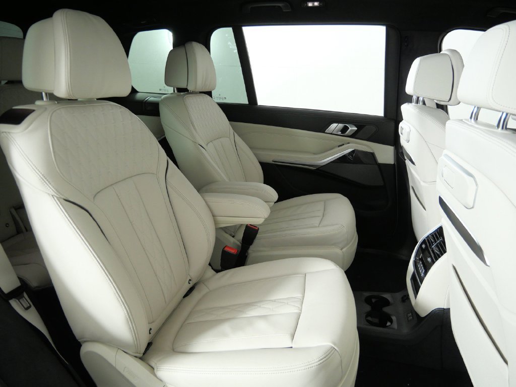 Used 2027 White BMW xDrive40i image 28