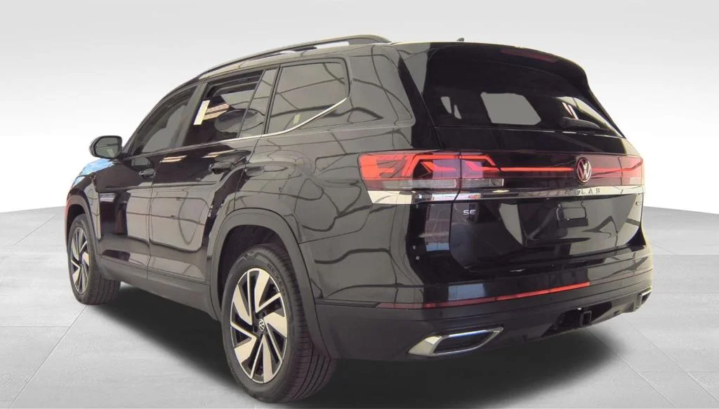 Used 2024 Black Volkswagen 2.0T SE w/Technology image 13
