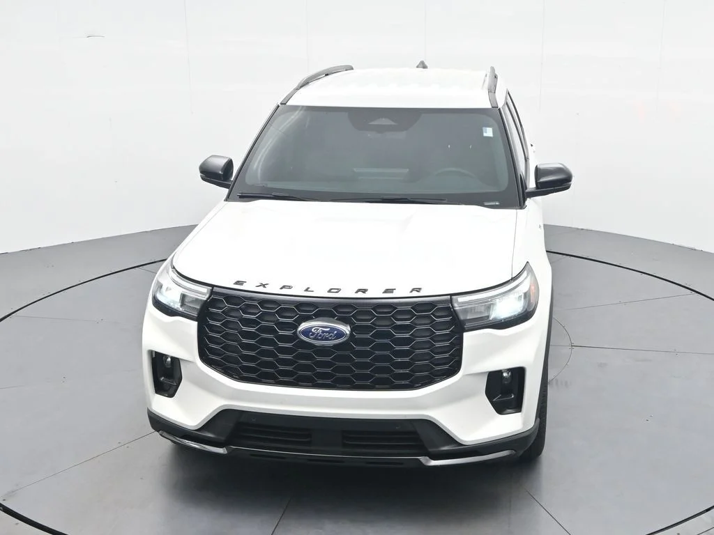 New 2026 Star White Metallic Tri-Coat Ford ST-Line image 24