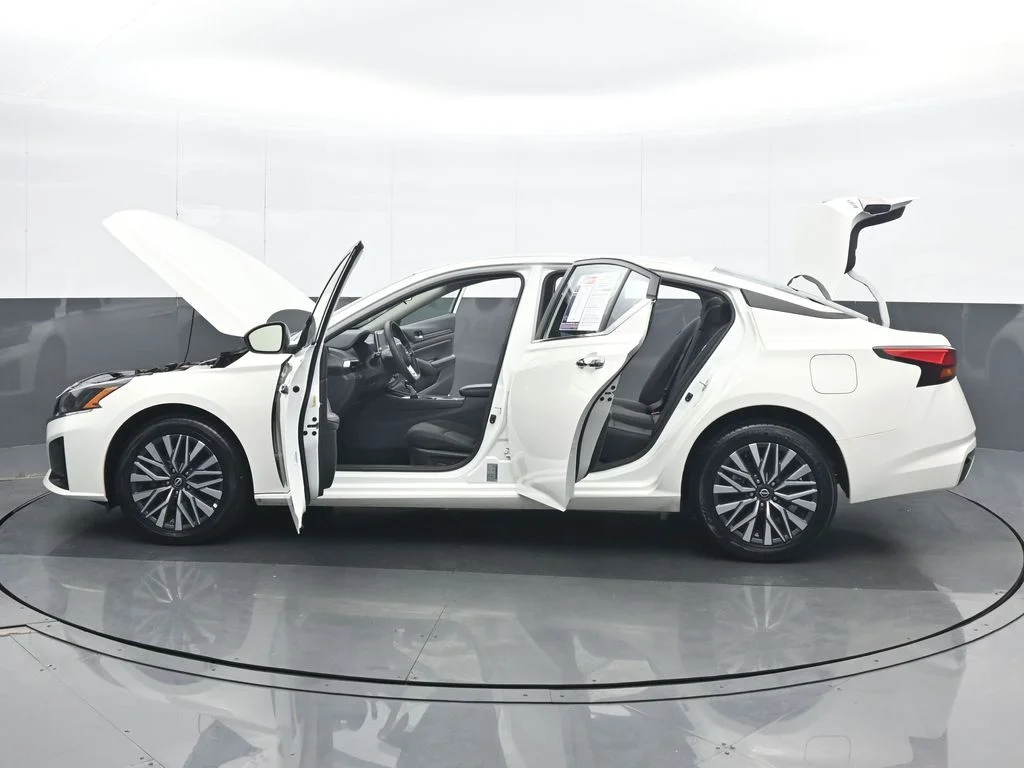 Used 2025 White Nissan 2.5 SV image 37