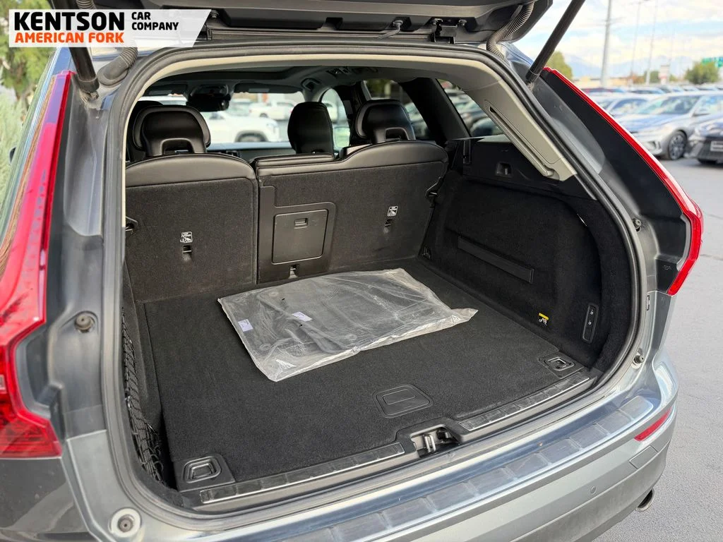 Used 2019 Gray Volvo T6 Momentum image 31