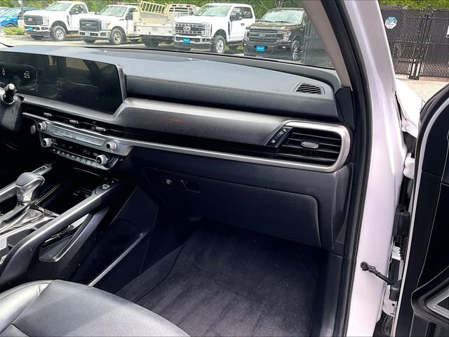 Used 2023 White Kia S image 17