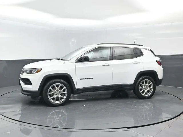 Certified Used 2022 Bright White Clearcoat Jeep Latitude Lux image 4