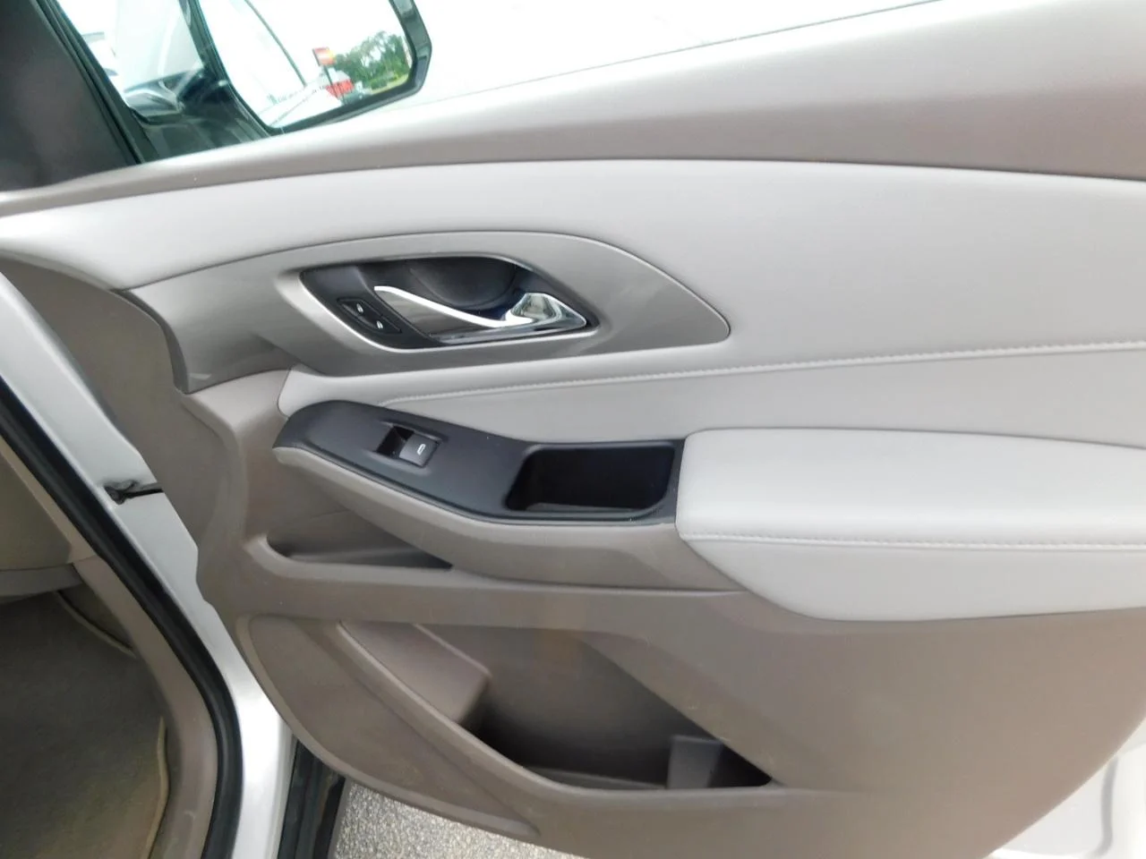 Used 2018 Silver Chevrolet FWD 4DR LT CLOTH W/1LT image 17