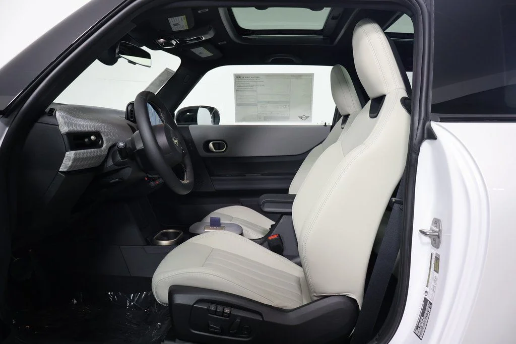 New 2026 White Metallic MINI Signature Plus image 5