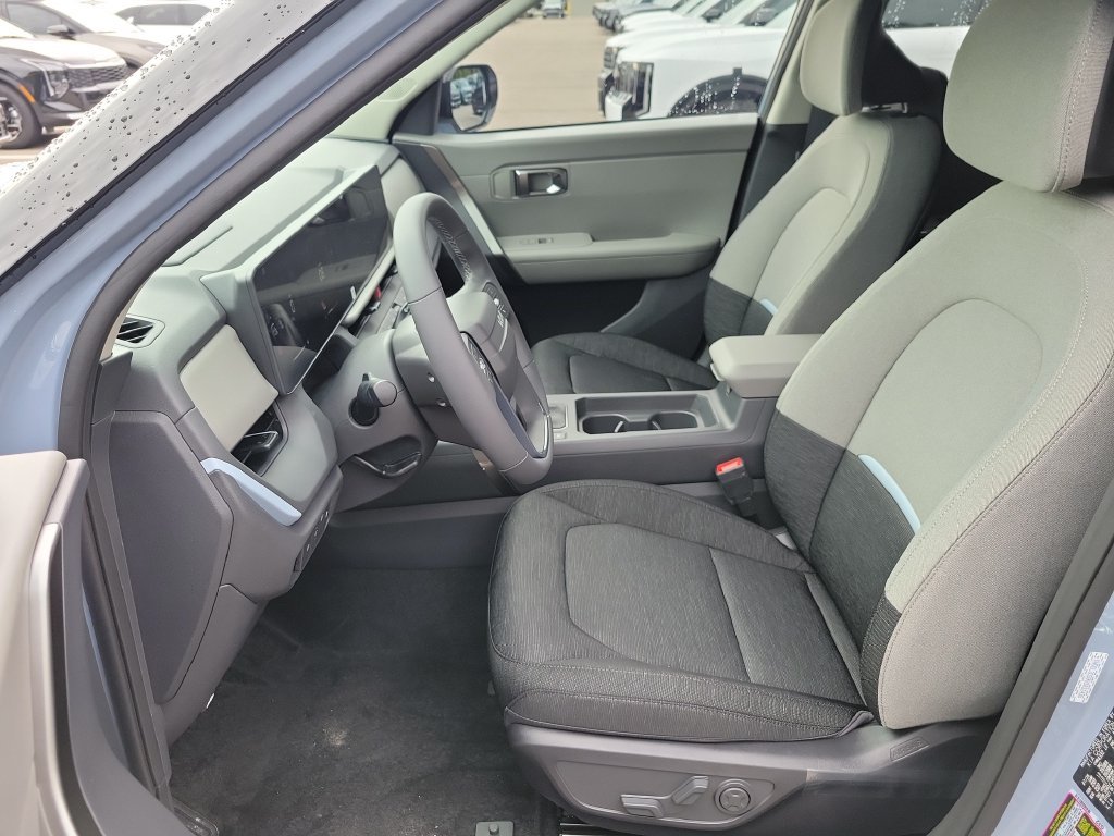 New 2027 Pale Gray Kia S image 19