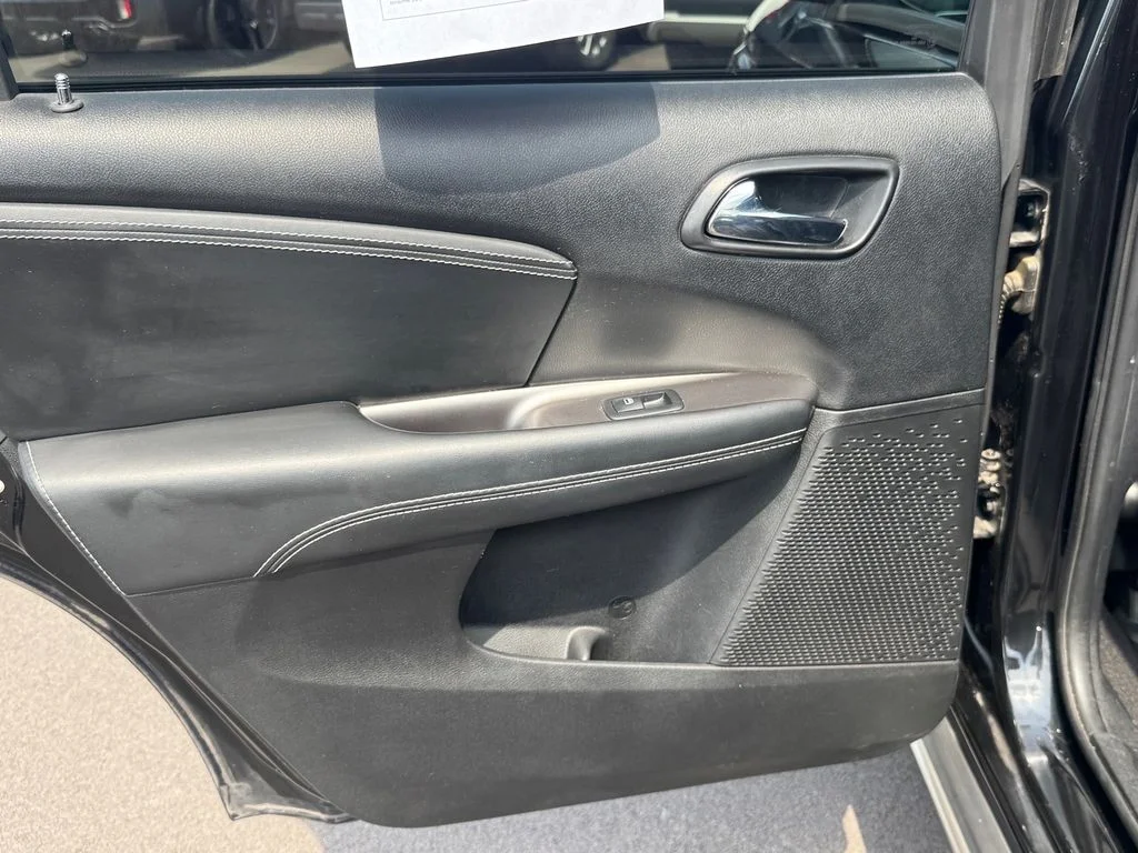 Used 2018 Black Dodge Crossroad image 13