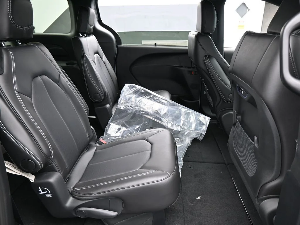 New 2026 Bright White Clear-Coat Exterior Paint Chrysler Select image 38