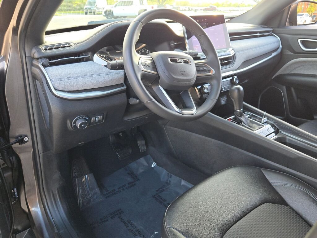 Used 2024  Jeep Latitude image 20