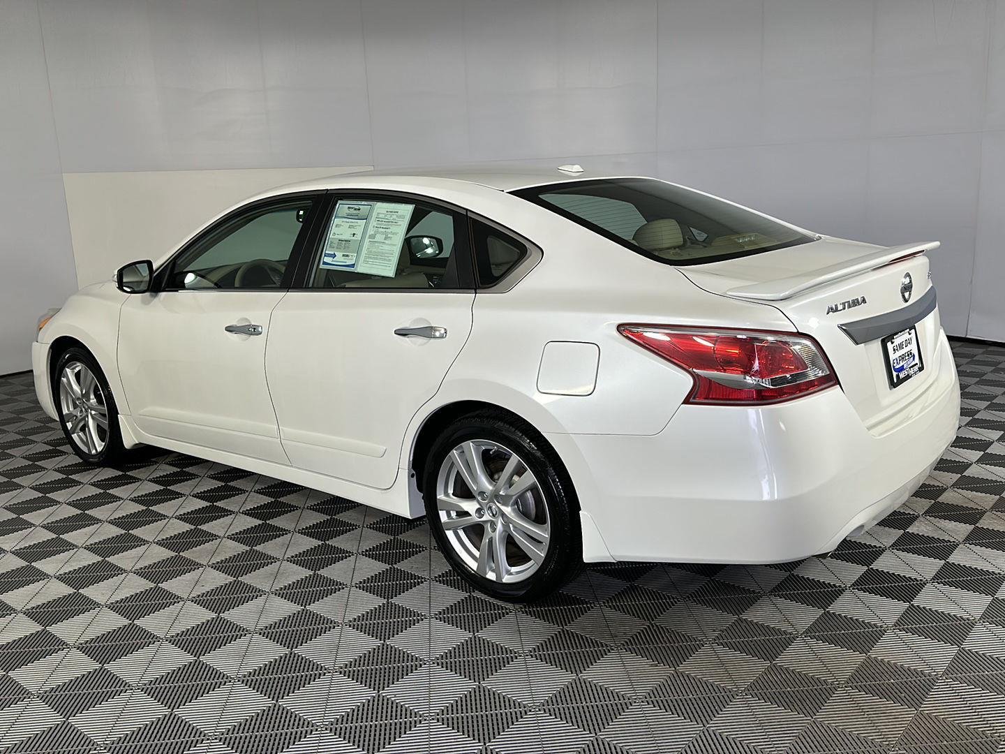 Used 2013 Pearl White Nissan 3.5 SL image 4
