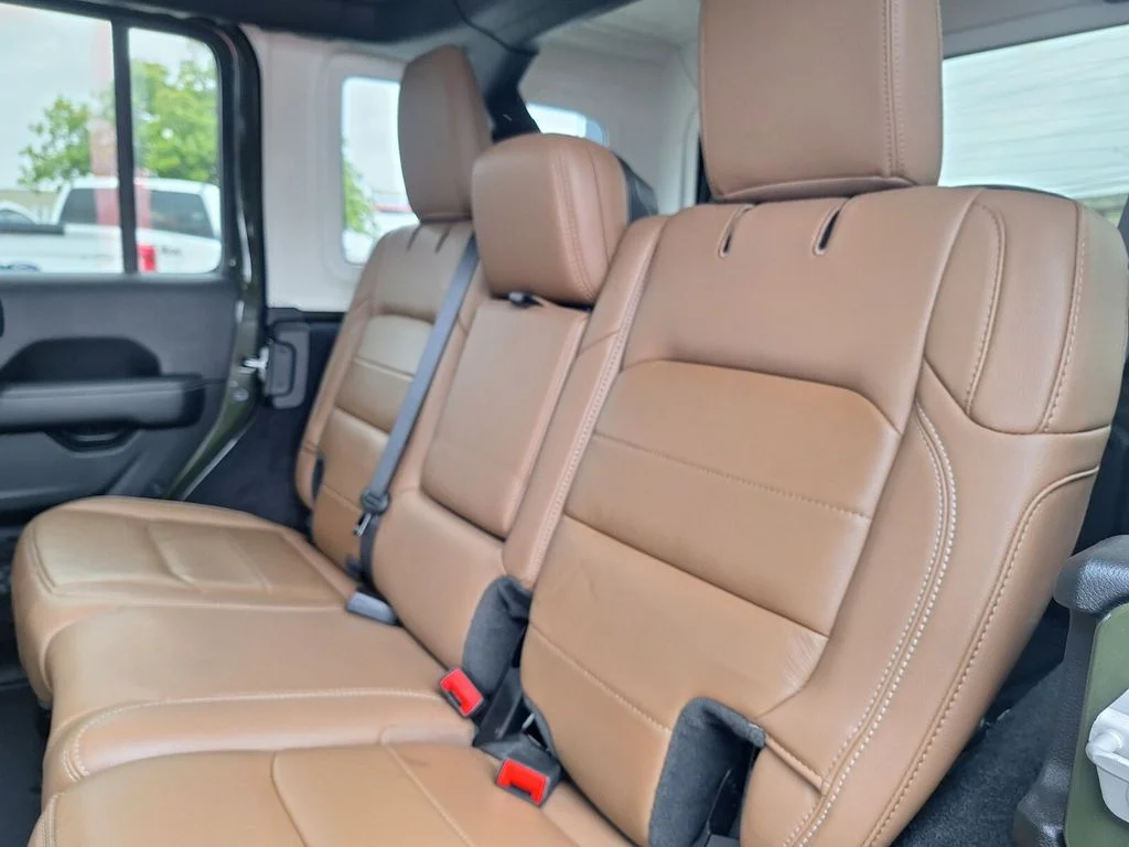 Used 2020 Green Jeep Unlimited Sahara image 21