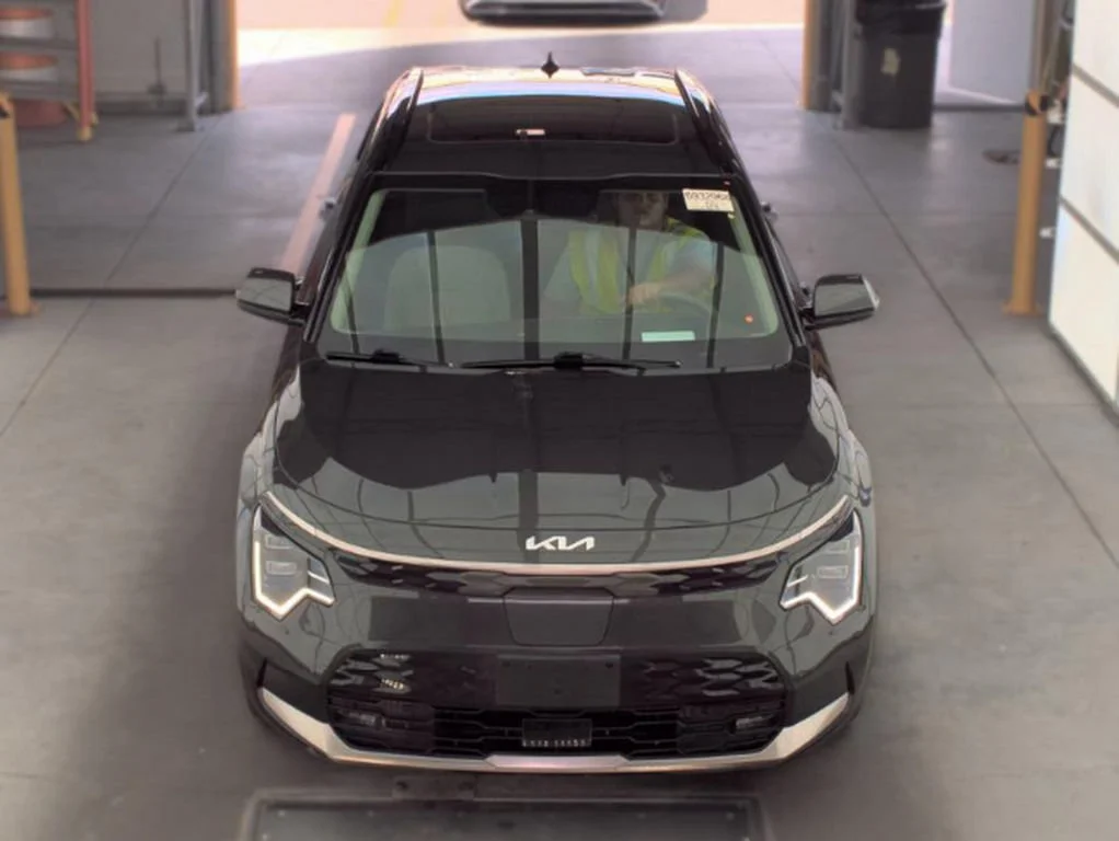 Used 2023 Gray Kia Wave image 3