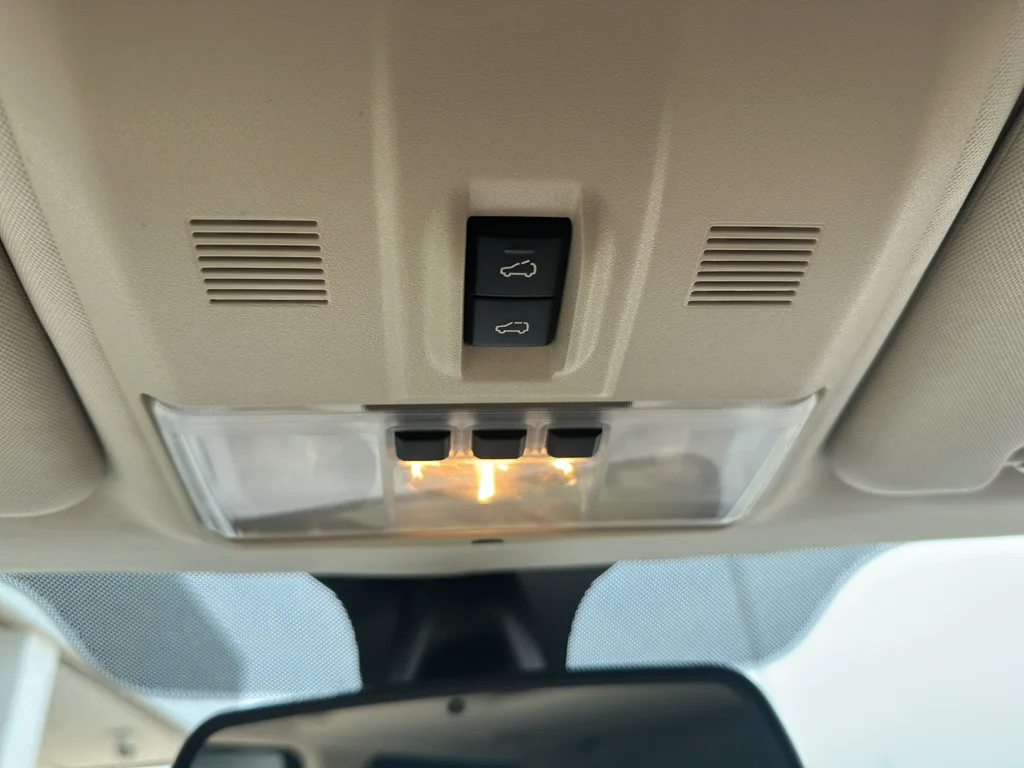 Used 2013 Fuji White Land Rover HSE LUX image 28