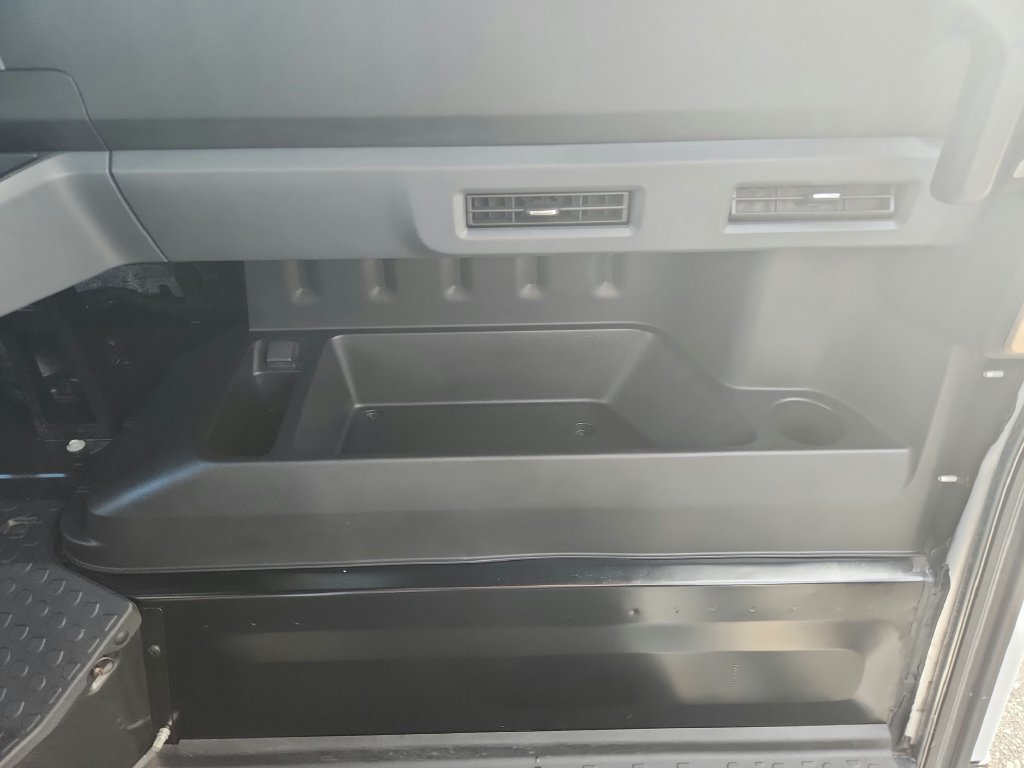 Used 2025 White Chevrolet 600 image 24