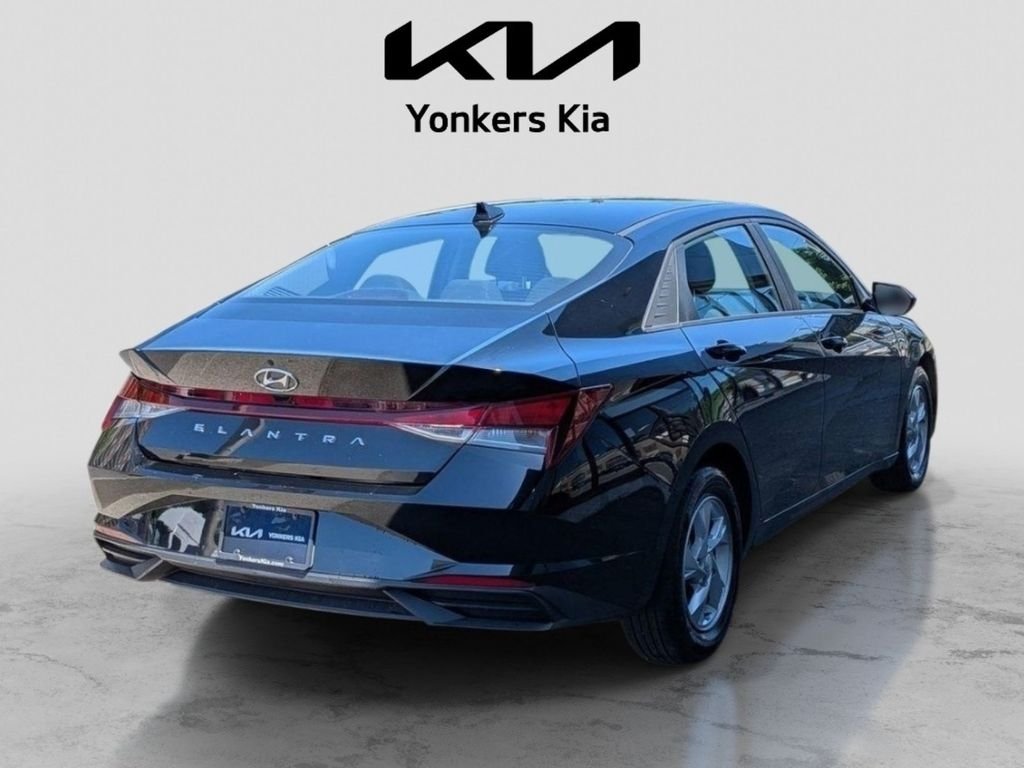Used 2022 Black Hyundai SE image 6
