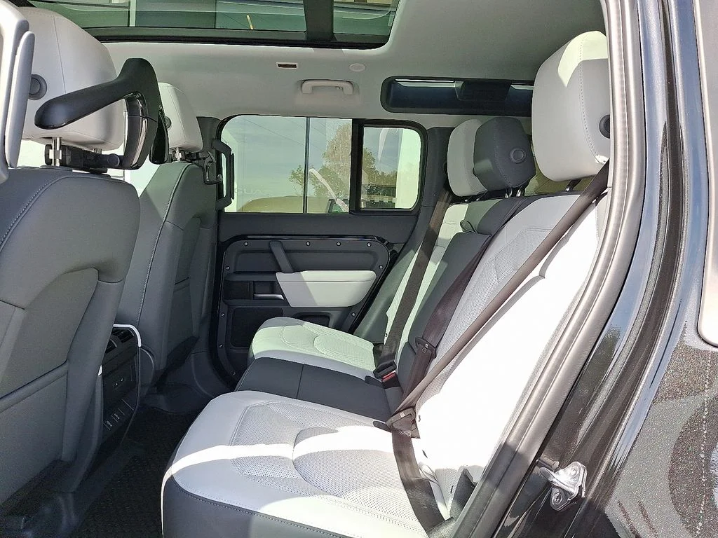 New 2026 Santorini Black Land Rover S image 6