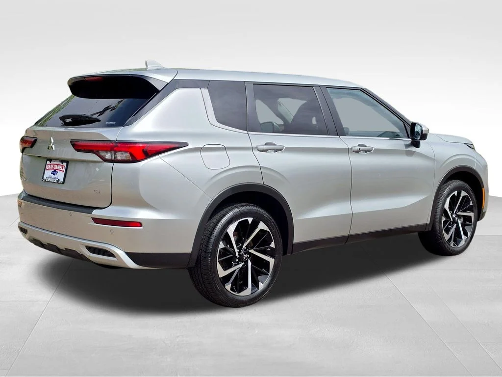 Used 2024  Mitsubishi SE image 8