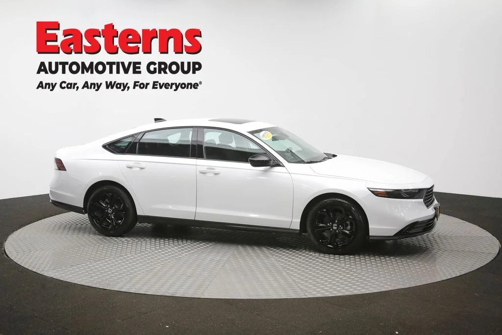 Used 2025 White Honda SE image 46