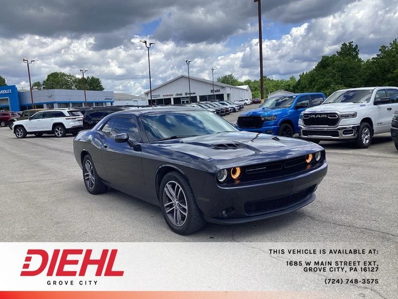 Used 2019 Gray Dodge SXT image 1