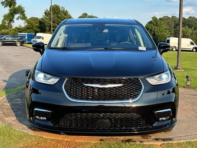 Used 2024 Black Chrysler Touring L image 2