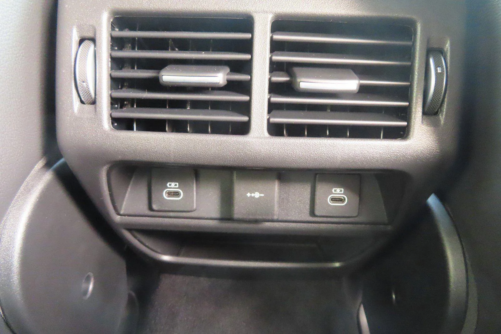 Used 2023 Eiger Grey Metallic Land Rover SE image 36
