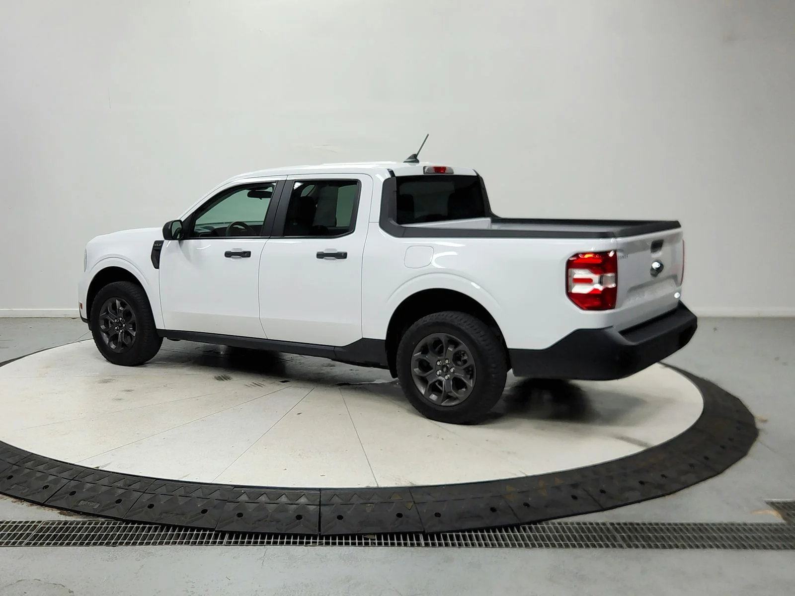 Used 2024 Oxford White Ford XLT image 6