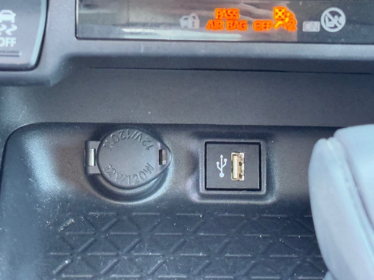 2025 Toyota RAV4 LE - Photo 24