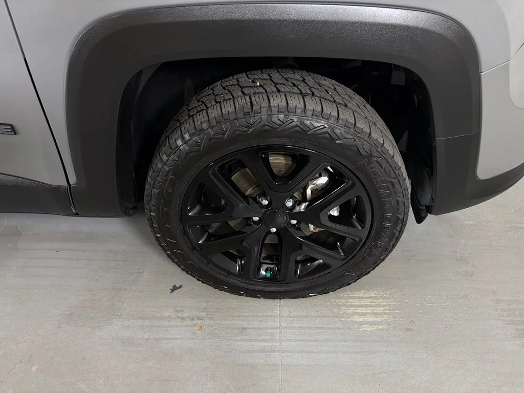 Used 2022 Gray Jeep Altitude image 10