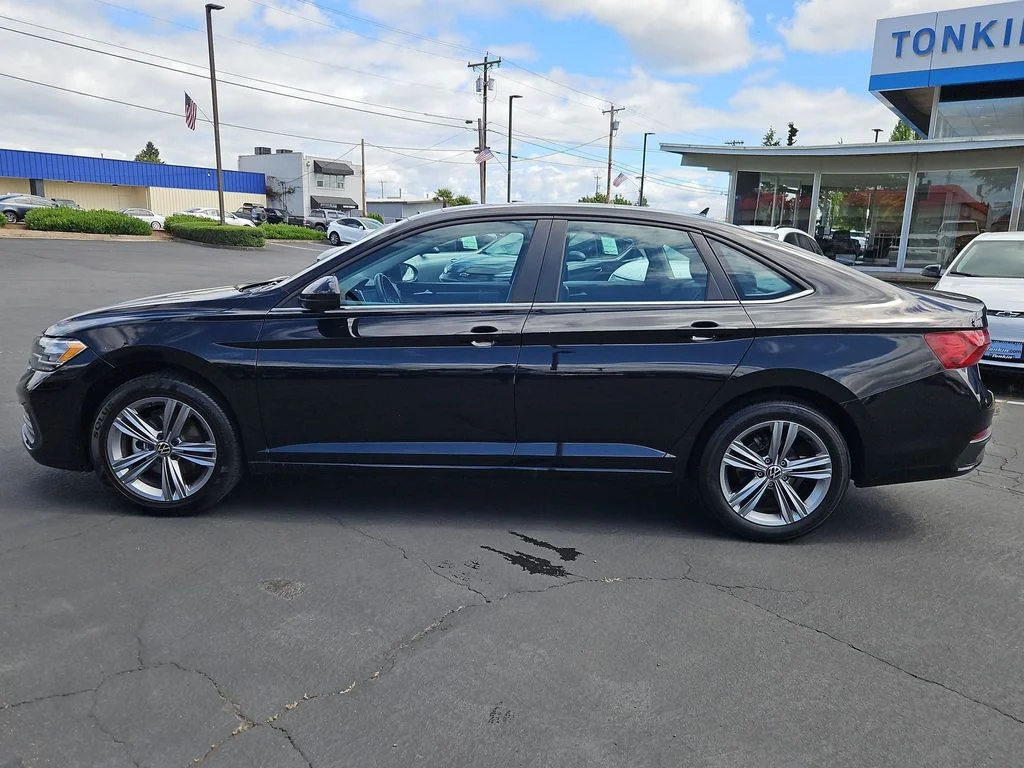 Used 2024 Deep Black Pearl Volkswagen 1.5T SE image 3