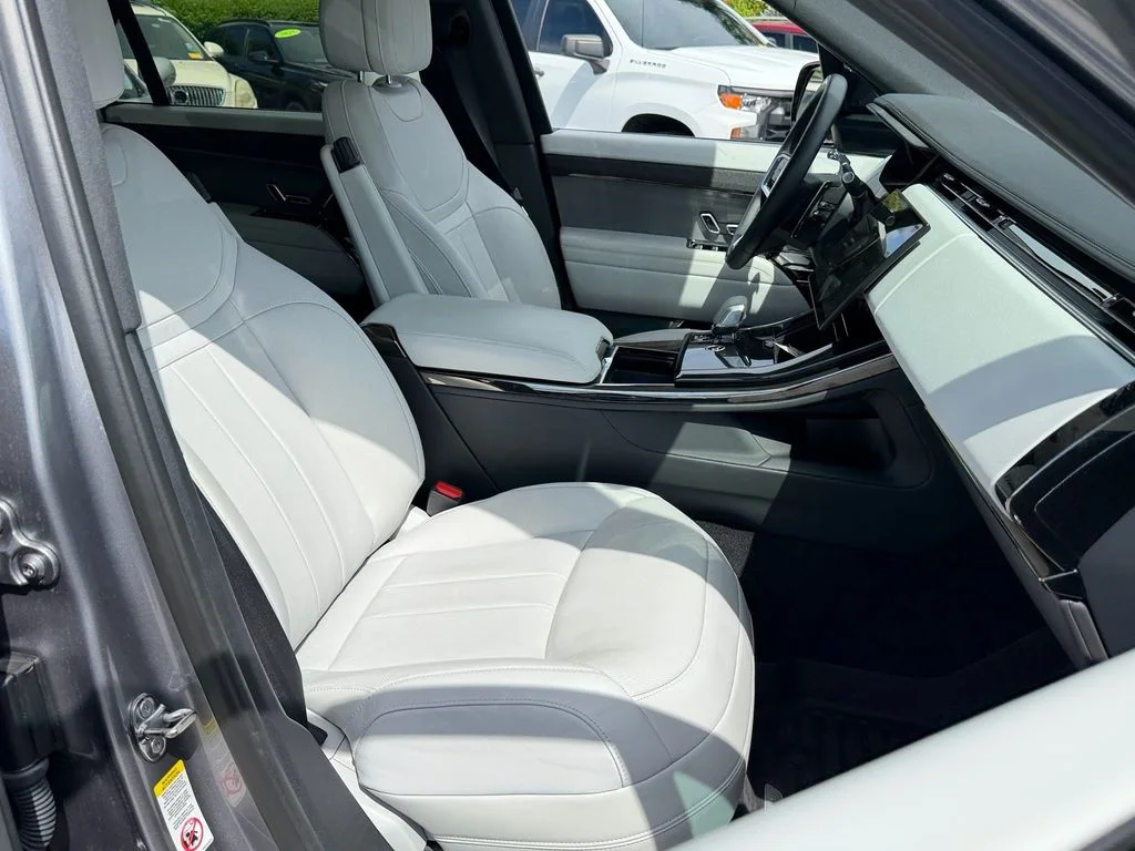 Used 2024  Land Rover SE image 17