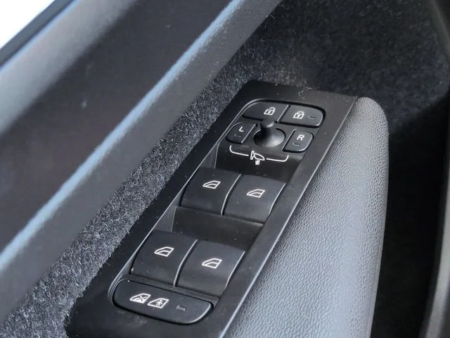 Used 2021 White Volvo Momentum image 23