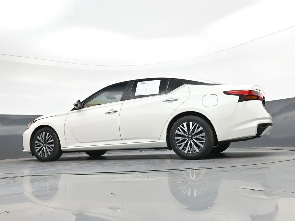 Used 2023 White Nissan 2.5 SV image 45