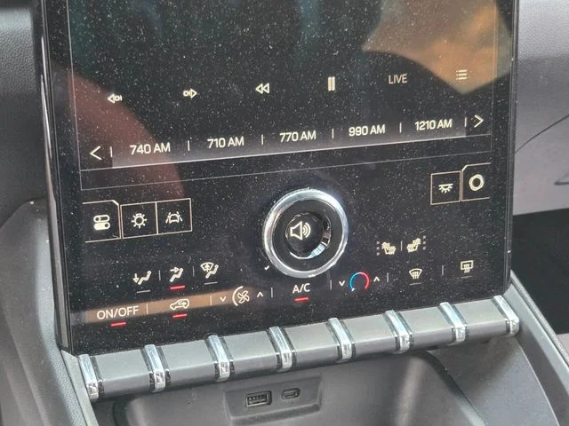 Used 2025 White GMC Elevation image 28