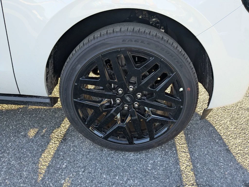 New 2027 Star White Metallic Tri-Coat Ford Platinum image 11
