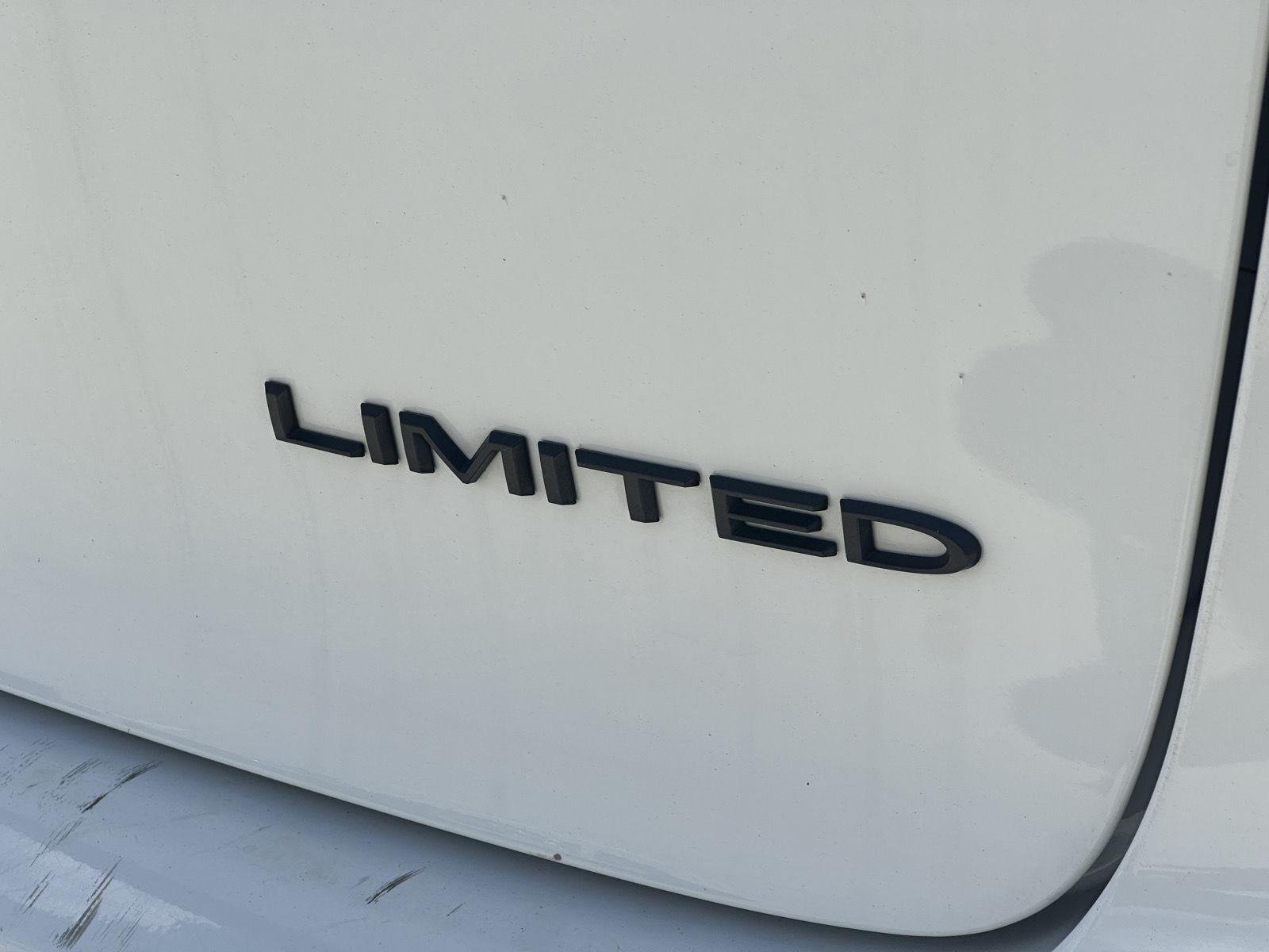 Used 2025 Bright White Clearcoat Chrysler Limited image 10
