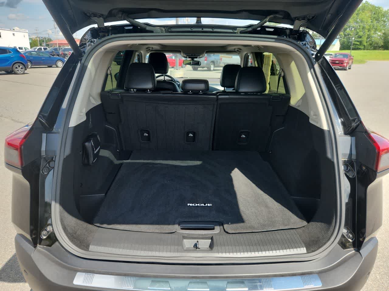 Used 2023  Nissan SV image 16