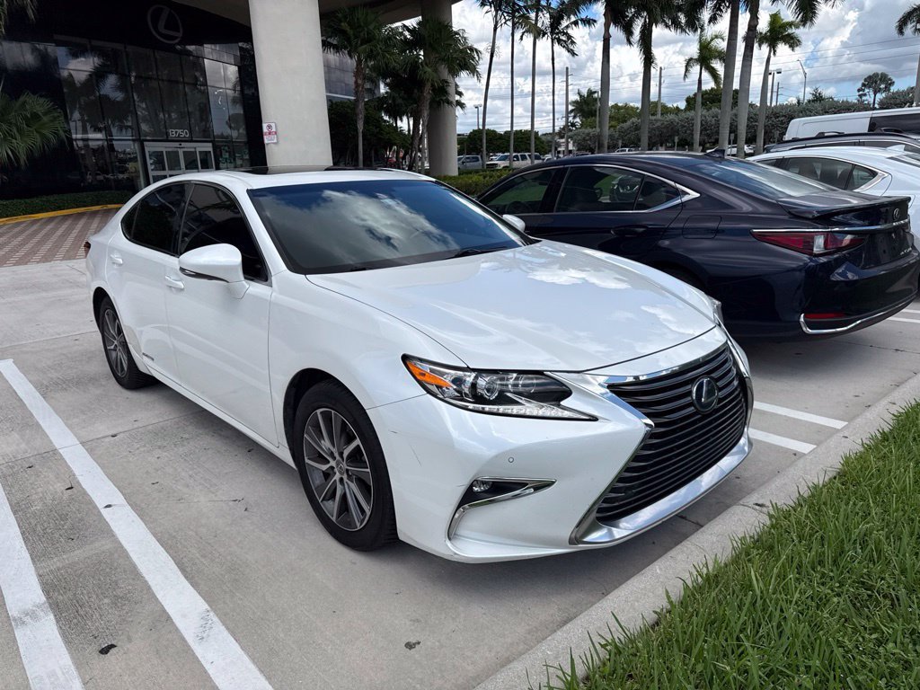Used 2018 White Pearl Lexus 300h image 5