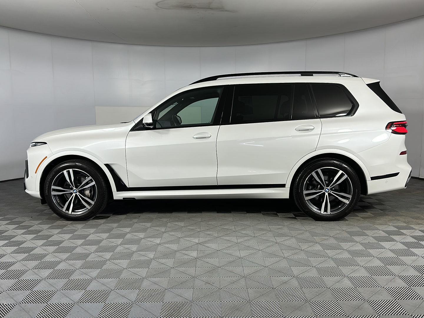 Used 2024 Mineral White Metallic BMW xDrive40i image 4
