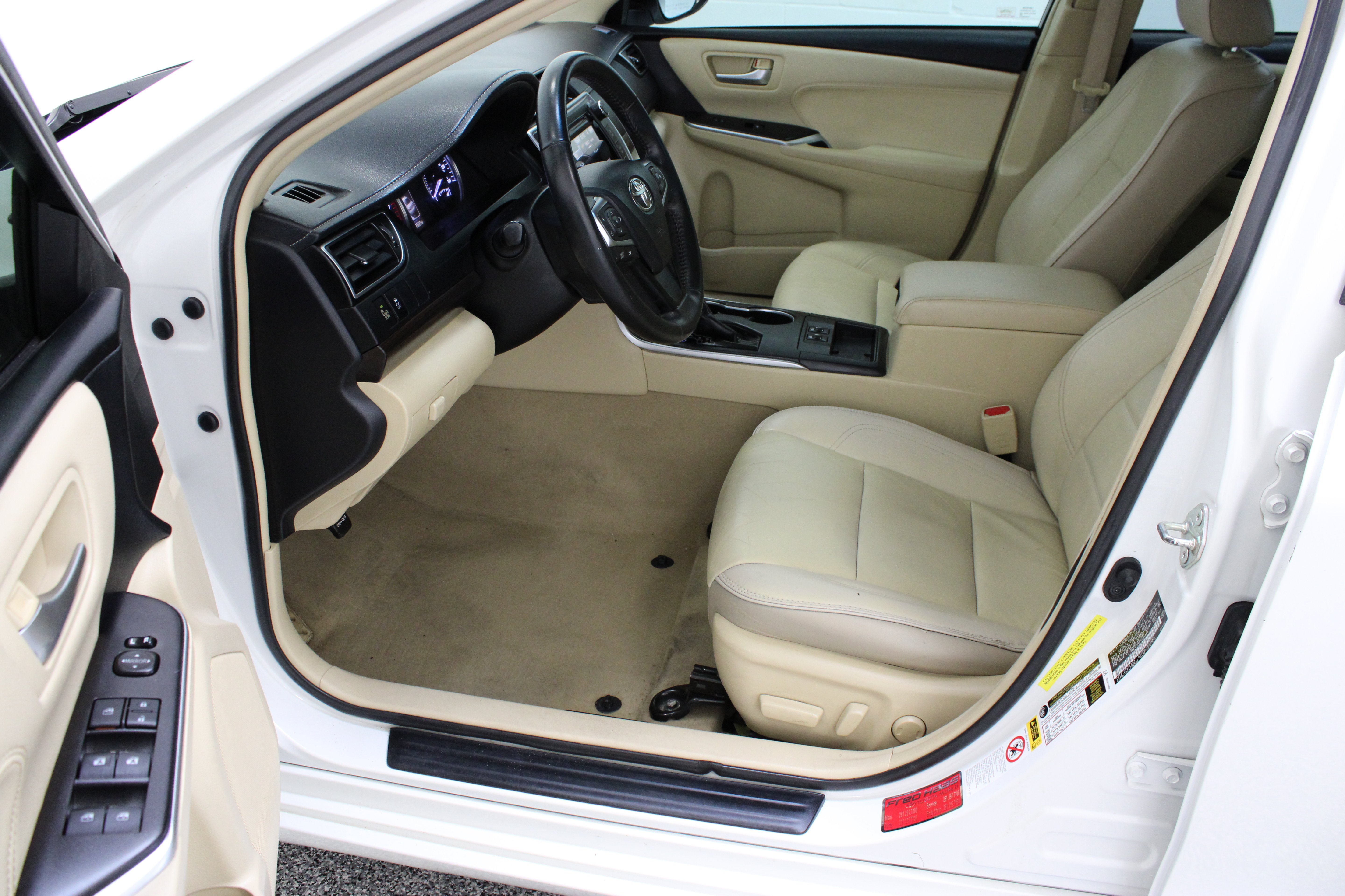 Used 2015 Blizzard Pearl Toyota XLE 3.5L image 14
