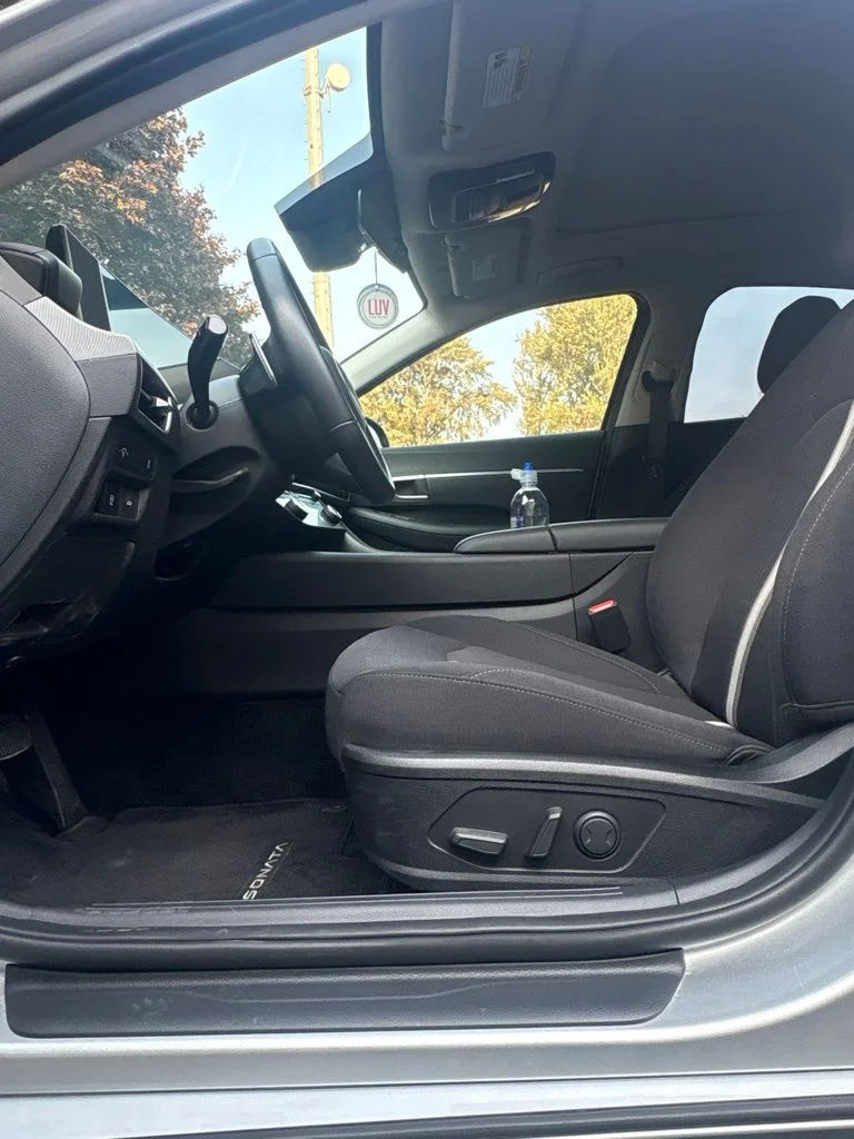 Used 2025 Silver Hyundai SEL Convenience image 9