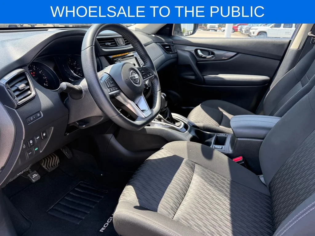 Used 2020 Blue Nissan SV image 4